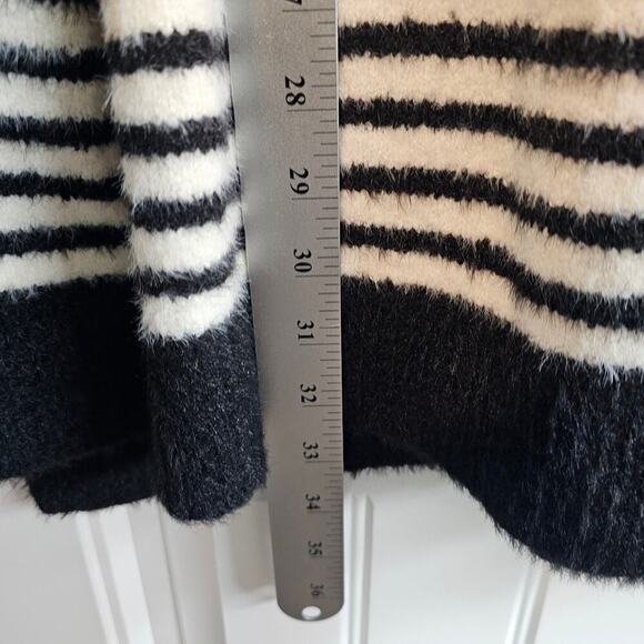 Ava & Viv Sweater Womens 1X Black White Stripped Fuzzy Soft Stretch Cozy V-Neck - Picture 7 of 10